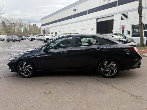 Used 2024 Hyundai Elantra Limited image 8