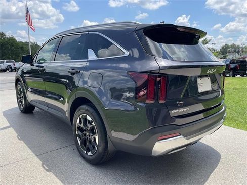 New 2025 Kia Sorento S image 3