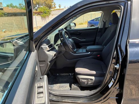 Used 2025 Toyota Highlander LE FWD image 28