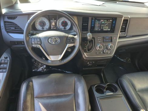 Used 2017 Toyota Sienna SE image 17