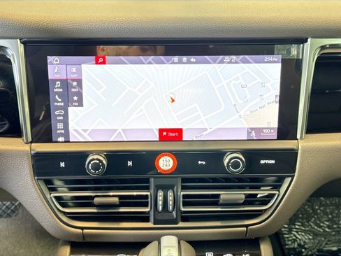 Certified 2025 Porsche Macan image 16