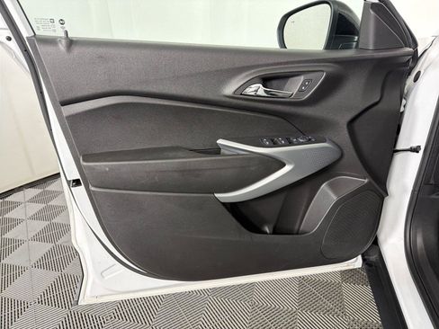 Used 2024 Chevrolet Trax RS w/ Sunroof Package FWD image 8