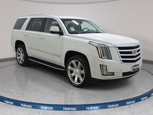 Used 2018 Cadillac Escalade Luxury AWD/4WD image 4