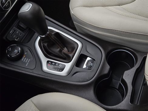 Used 2018 Jeep Cherokee Overland w/ Heavy Duty Protection Group image 24