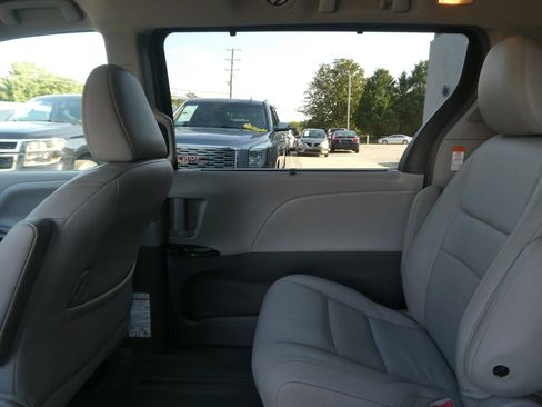Used 2015 Toyota Sienna XLE FWD image 31