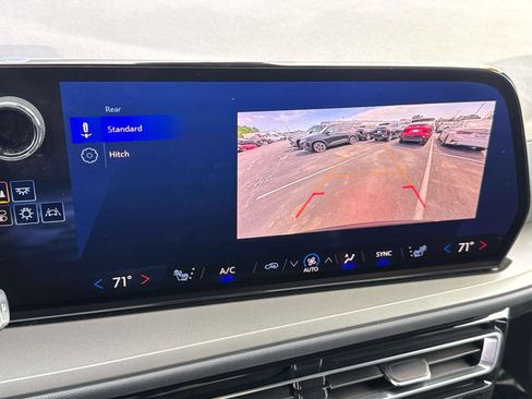 Used 2025 Chevrolet Traverse LT FWD image 5