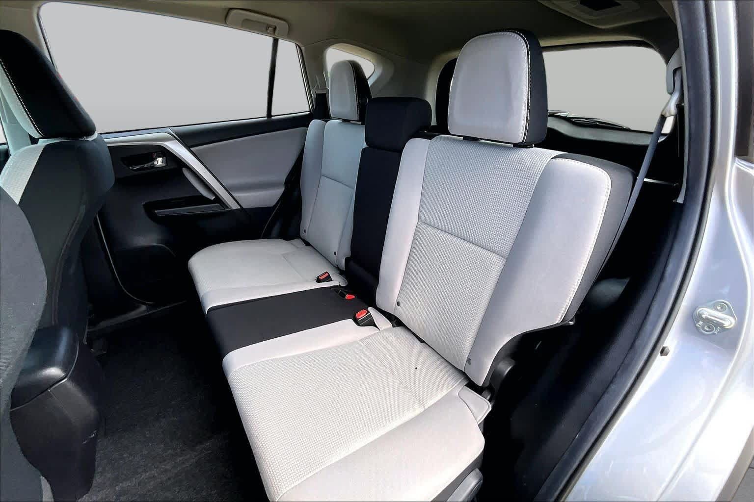 Used 2018 Toyota RAV4 XLE FWD image 21