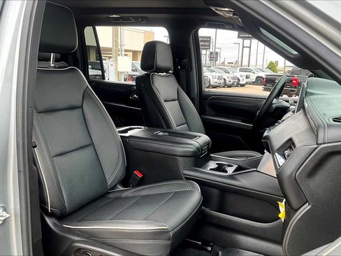 Used 2023 GMC Yukon XL SLT w/ SLT Luxury Package AWD/4WD image 9