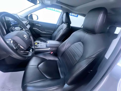 Used 2020 Toyota Highlander XLE image 14