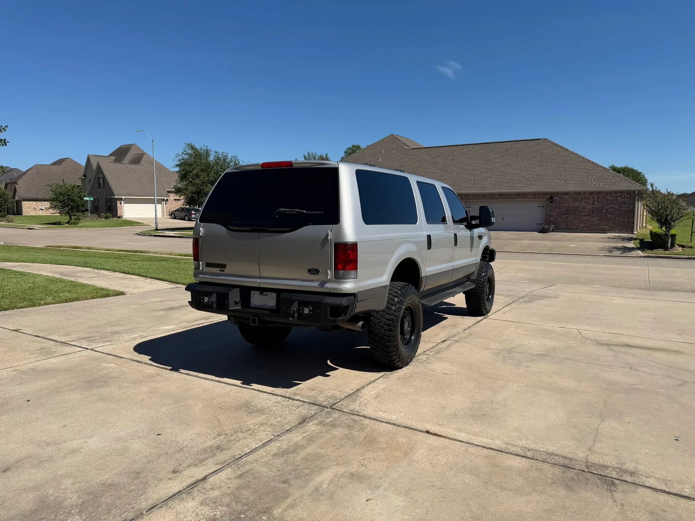 Used 2004 Ford Excursion XLT AWD/4WD image 3