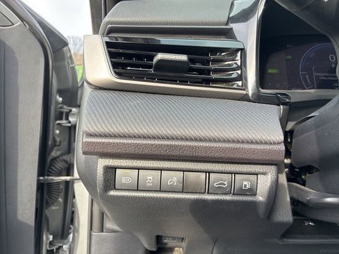 Used 2025 Toyota Camry SE image 12