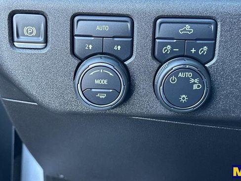 Used 2025 Chevrolet Silverado 1500 LT image 34