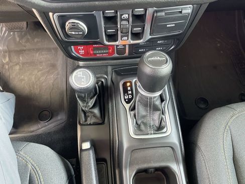 Used 2025 Jeep Gladiator Sport AWD/4WD image 19