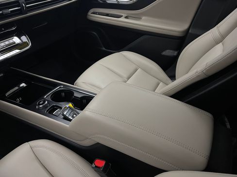 Used 2025 Lincoln Corsair FWD image 29