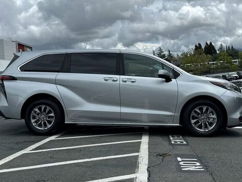 Used 2021 Toyota Sienna LE FWD image 3