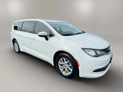Used 2017 Chrysler Pacifica Touring FWD image 10