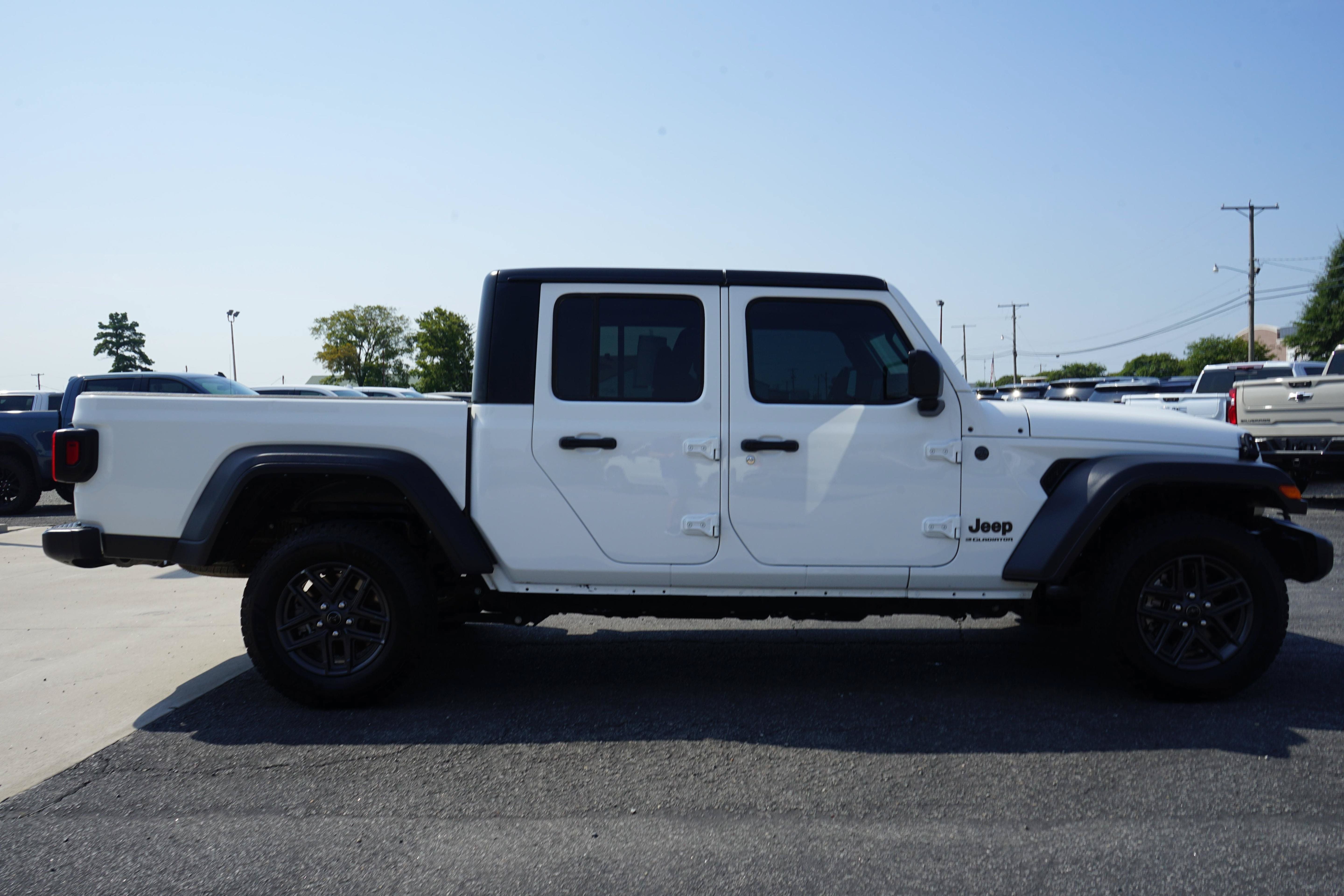 Used 2025 Jeep Gladiator Sport AWD/4WD image 6