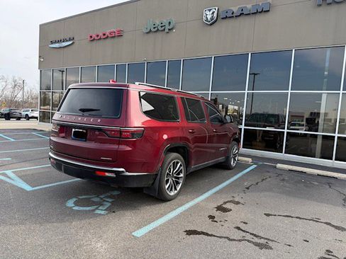 Used 2022 Jeep Wagoneer Series III w/ Premium Group I image 3