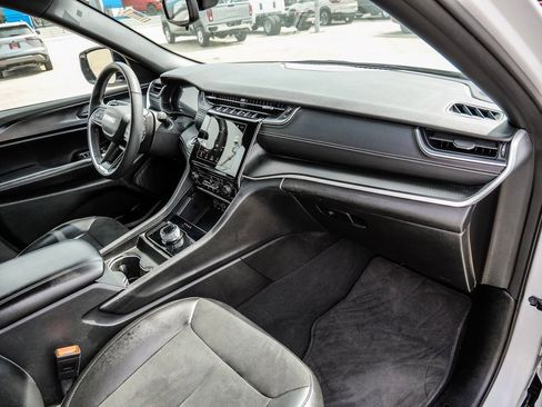 Used 2024 Jeep Grand Cherokee Altitude image 16