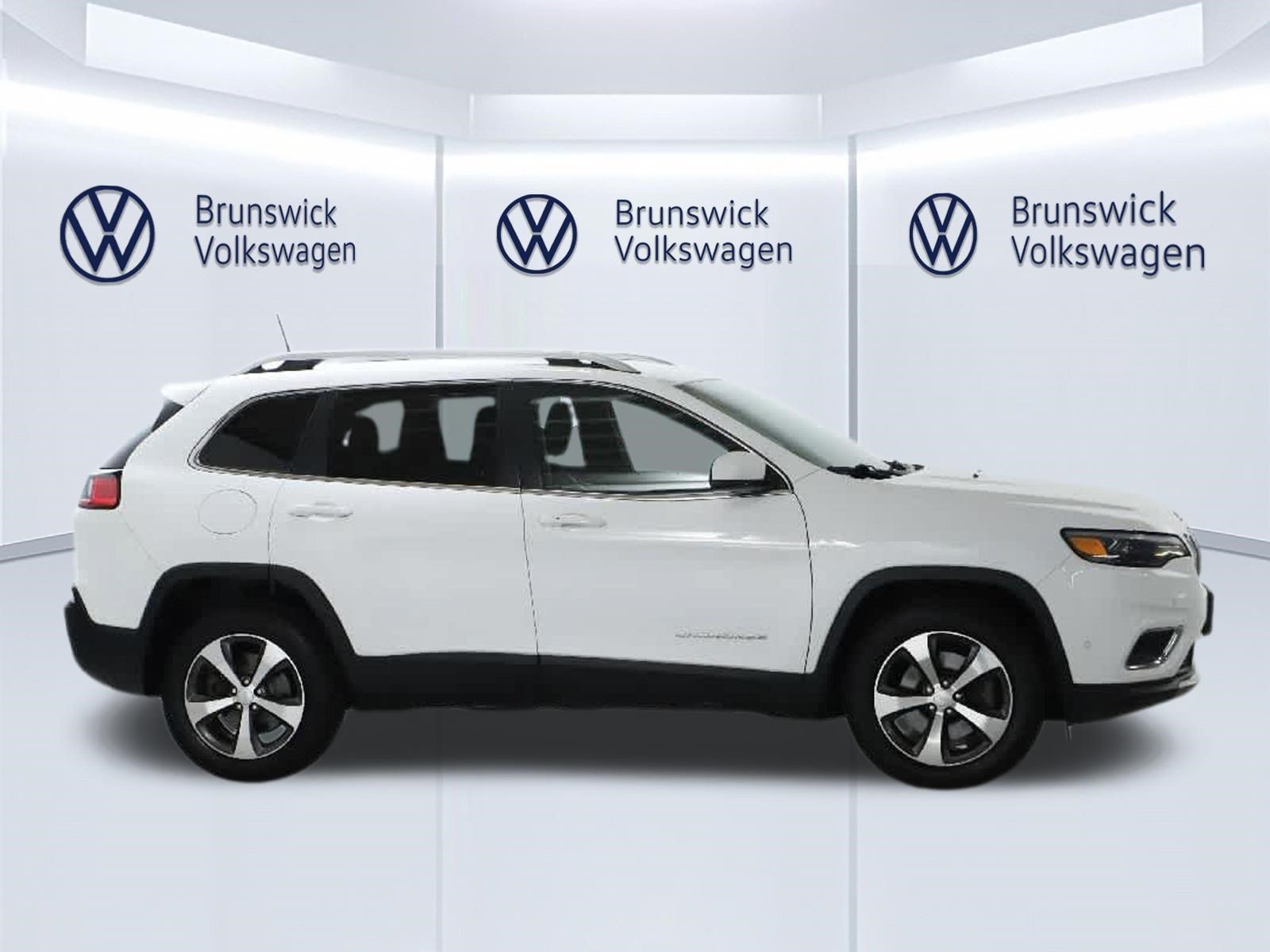 Used 2019 Jeep Cherokee Limited w/ Technology Group AWD/4WD image 11