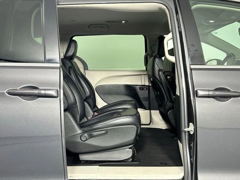 Used 2023 Chrysler Pacifica Touring-L image 11