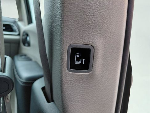 Used 2023 Chrysler Pacifica Touring-L image 18