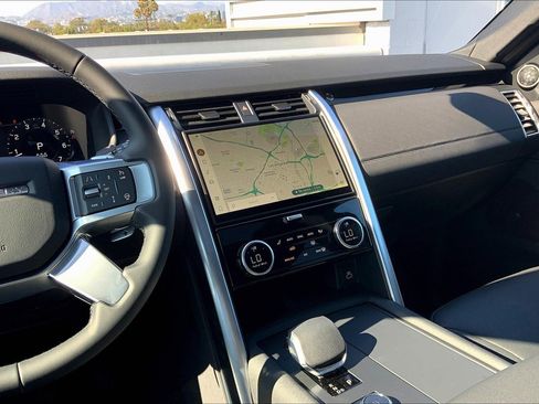 New 2025 Land Rover Discovery S image 7