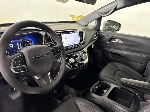 New 2026 Chrysler Voyager LX image 27