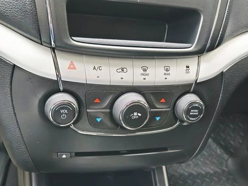 Used 2019 Dodge Journey SE image 23