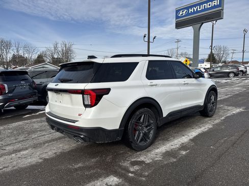 Used 2025 Ford Explorer ST image 3