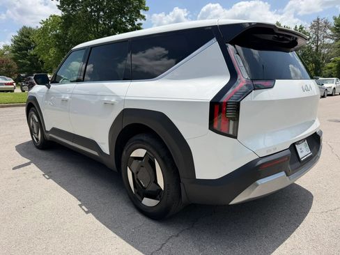Used 2024 Kia EV9 Light Long Range RWD image 7
