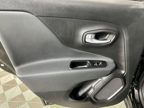 Used 2023 Jeep Renegade Latitude AWD/4WD image 16