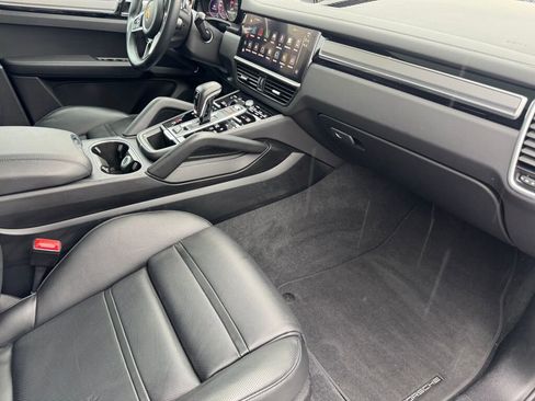 Used 2023 Porsche Cayenne Platinum Edition image 20