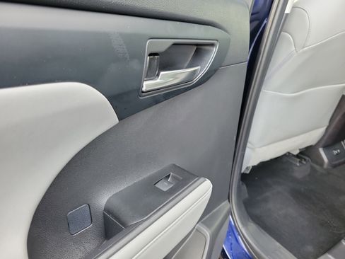 Used 2021 Toyota Highlander XLE image 13