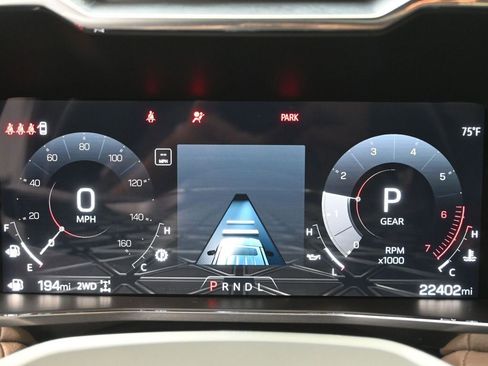 Used 2024 GMC Canyon Denali image 8