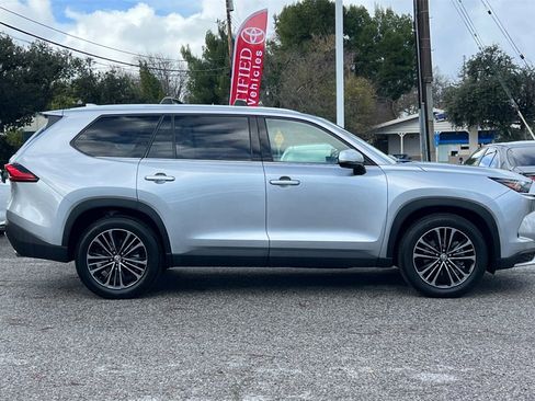 Used 2024 Toyota Grand Highlander AWD Hybrid image 2