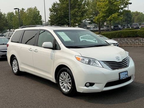 Used 2015 Toyota Sienna XLE w/ XLE Navigation Package FWD image 2