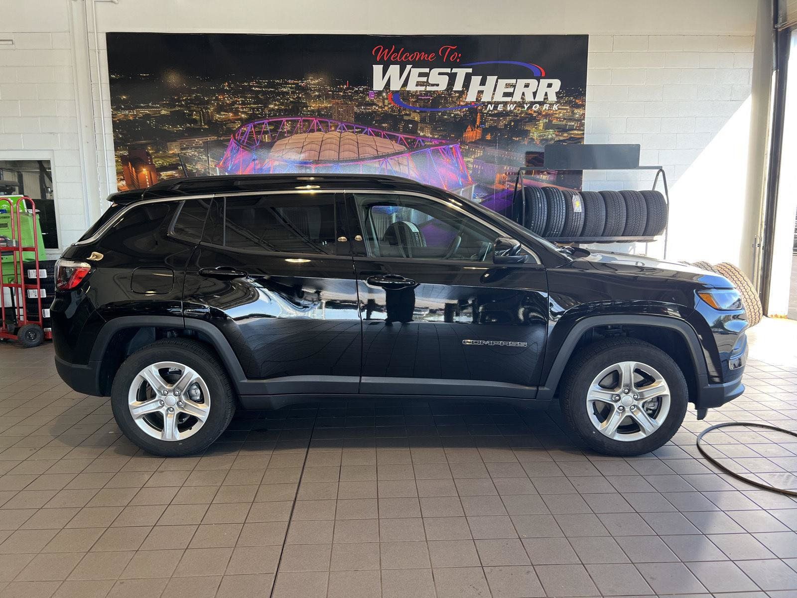 Used 2023 Jeep Compass Latitude w/ Convenience Group AWD/4WD image 9