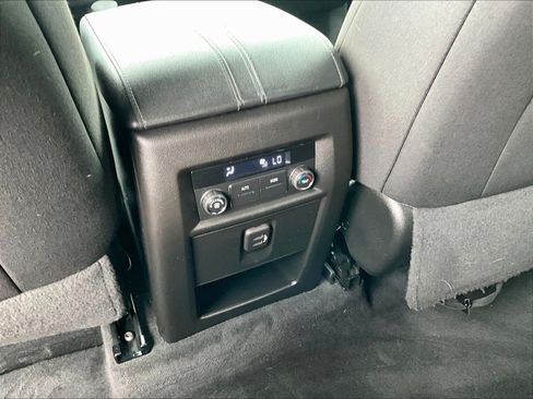 Used 2023 Chevrolet Traverse LT FWD image 10