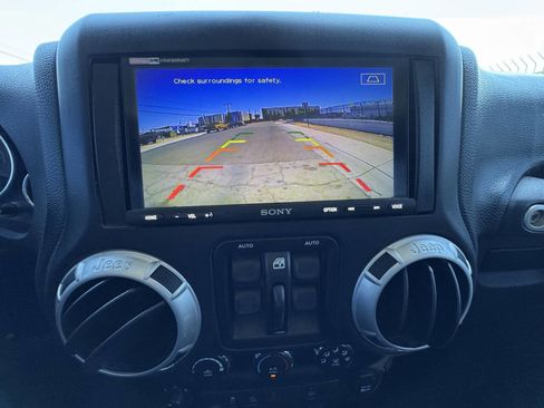 Used 2015 Jeep Wrangler Unlimited Rubicon AWD/4WD image 14