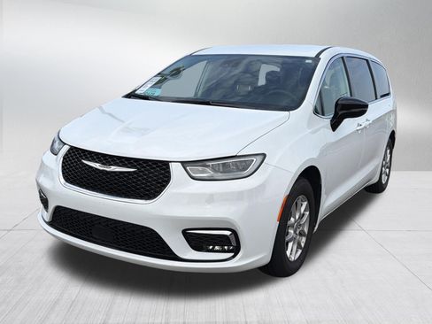 Used 2024 Chrysler Pacifica Touring-L FWD image 3