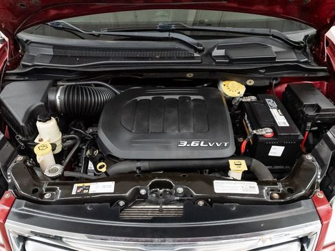 Used 2014 Chrysler Town & Country Touring FWD image 3