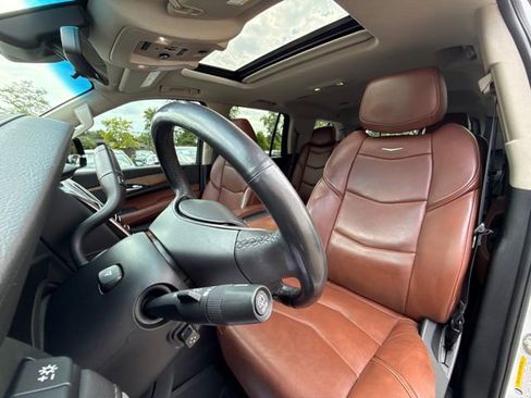 Used 2019 Cadillac Escalade Luxury AWD/4WD image 24