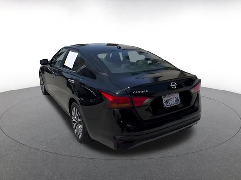 Used 2025 Nissan Altima 2.5 SV FWD image 9
