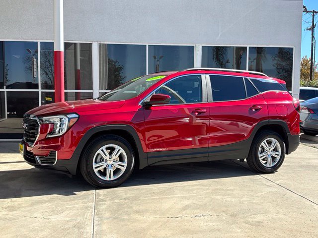 Used 2024 GMC Terrain SLE w/ Driver Convenience Package FWD image 9