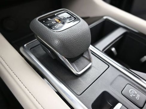 Used 2025 Nissan Pathfinder SL FWD image 13