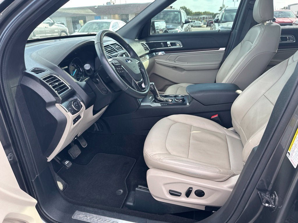 Used 2019 Ford Explorer Limited w/ Class III Trailer Tow Package AWD/4WD image 14