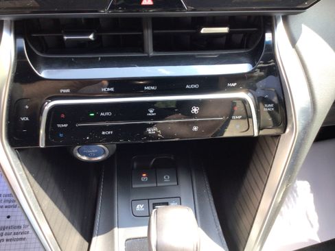 Used 2022 Toyota Venza XLE AWD/4WD image 20