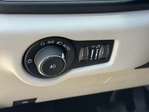 Used 2021 Chrysler Pacifica Touring-L FWD image 30