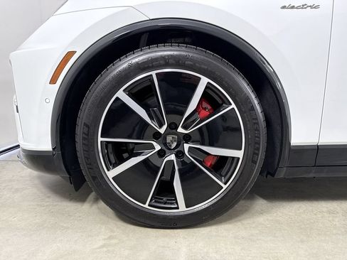 Certified 2025 Porsche Macan Turbo Electric AWD/4WD image 13